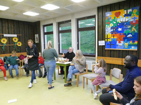 Symbolische Mantelteilung mit den Kommunionkindern (© Karl-Franz Thiede)